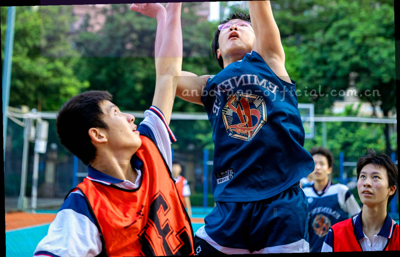俯拍球场边线与远处看台灯光的冷色调画面，画面一侧留出浅色空白区域